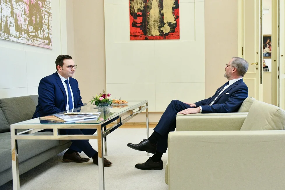 Instalace obrazů na MZV v pracovně ministra zahraničí Jana Lipavského
